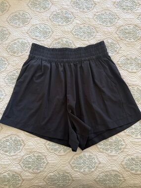 Vuori Women’s Villa Short - black size small